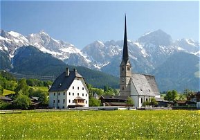 Maria Alm mit Wallfahrtskirche und Hochkönig-Panorama